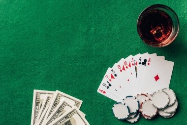 Live casino table multi-camera feed display
